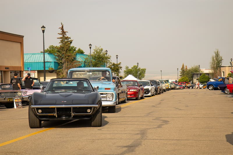 The final line of cars cruising up Main Street to fill the centre of the street up