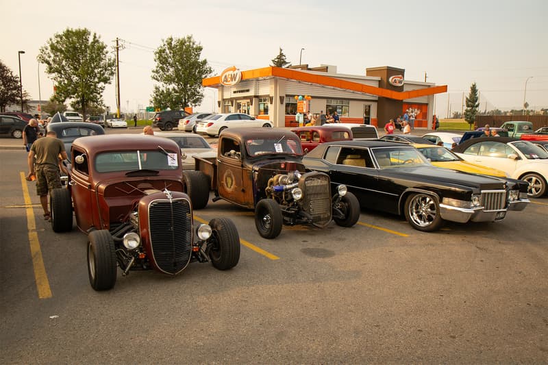 A variety of specialty vehicles were displayed at Glendeer's Burgers for MS